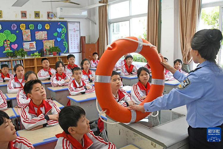 5月10日，民警在浙江省台州市仙居县第五小学向学生讲解防溺水和心肺复苏急救等知识。（新华社发 王华斌摄）.jpg