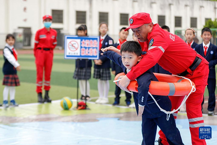 5月10日，在安徽省黄山市屯溪东城实验小学，学生在学习溺水的自救方式。（新华社发 施亚磊摄）.jpg