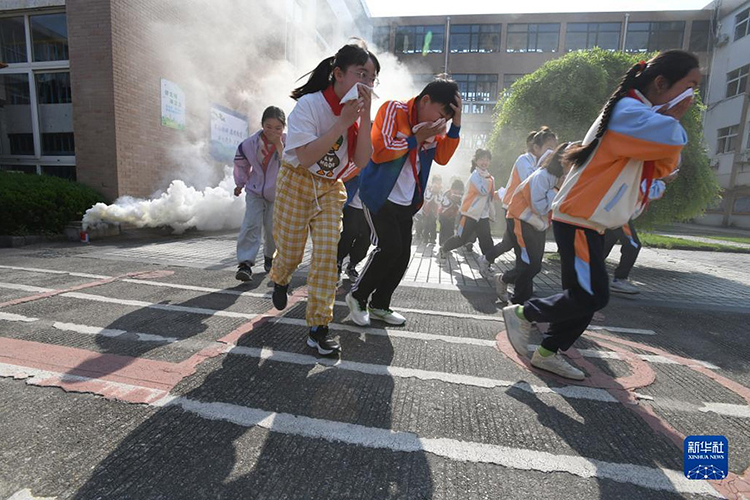 5月10日，浙江省建德市明珠小学学生在参加防震减灾疏散演练。全国防灾减灾日将至，各地校园开展防灾减灾知识普及和应急疏散演练等活动，提高学生应对自然灾害突发事件的能力。（新华社发 宁文武摄）.jpg