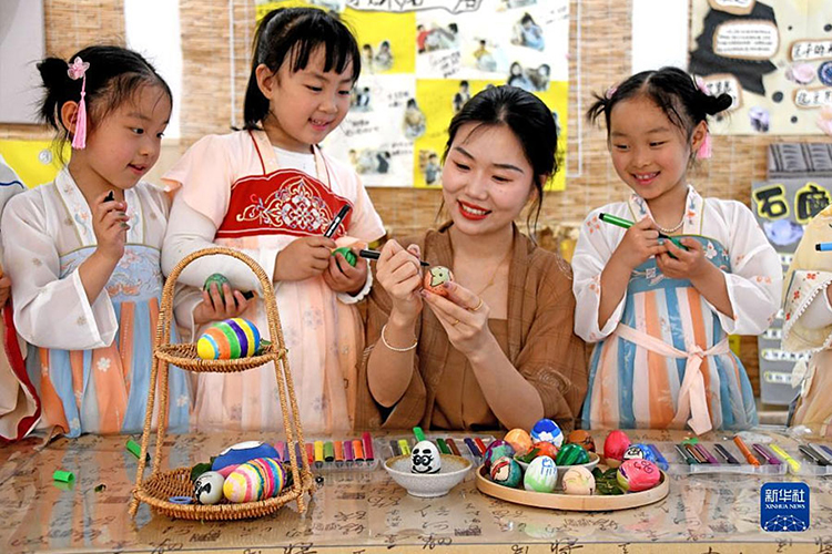 5月5日，浙江省台州市仙居县中心幼儿园的小朋友在老师的指导下绘立夏彩蛋。（新华社发 王华斌摄）.jpg