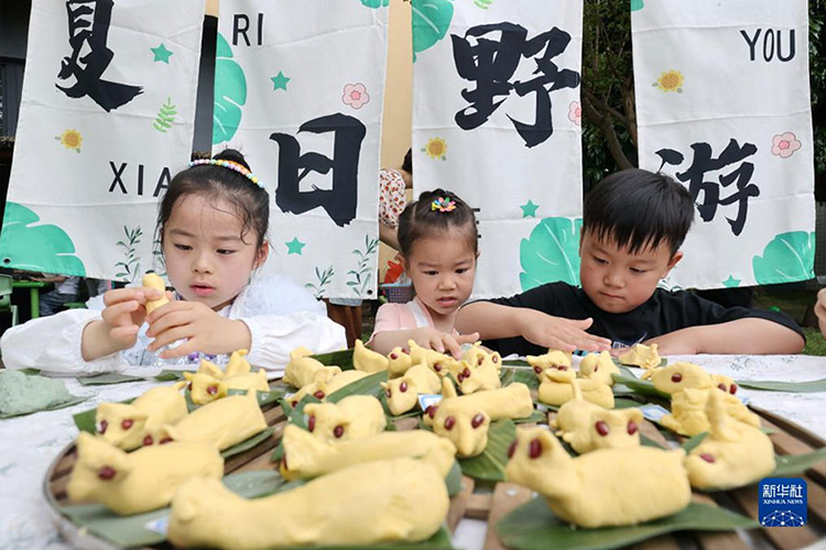 5月5日，浙江省湖州市德清县三桥幼儿园的小朋友在捏立夏狗。立夏节气将至，各地开展多彩民俗活动迎立夏。（新华社发 谢尚国摄）.jpg