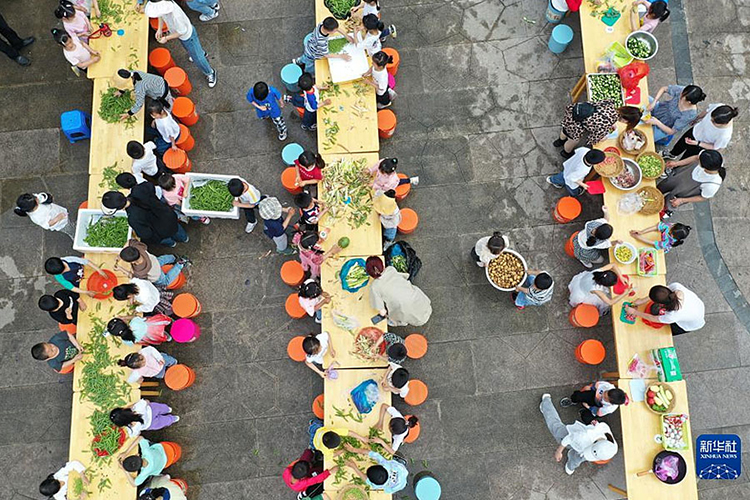 5月5日,浙江省湖州市德清县乾元镇第二幼儿园的孩子和老师在整理烧立夏饭的食材(无人机照片)。(新华社发 倪立芳摄).jpg 5月5日,浙江省湖州市德清县乾元镇第二幼儿园的孩子和老师在整理烧立夏饭的食材(无人机照片)。(新华社发 倪立芳摄).jpg