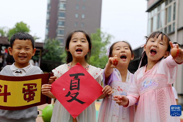 5月5日，河南省济源市第一幼儿园的孩子体验立夏习俗。（新华社发 段二平摄）.jpg