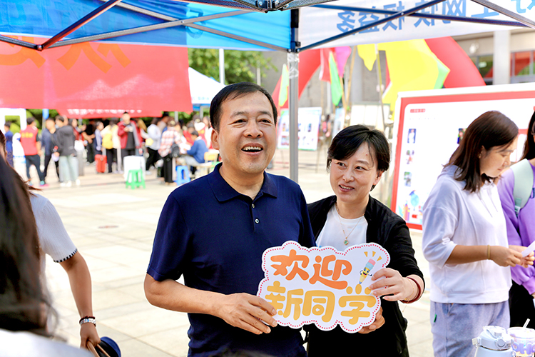 裴校长.jpg 裴校长.jpg